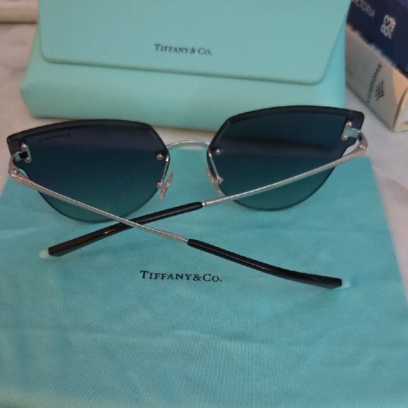 Tiffany & Co. Elegant Gradient Blue Sunglasses Cat Eye Sunglasses - Picture 9 of 12